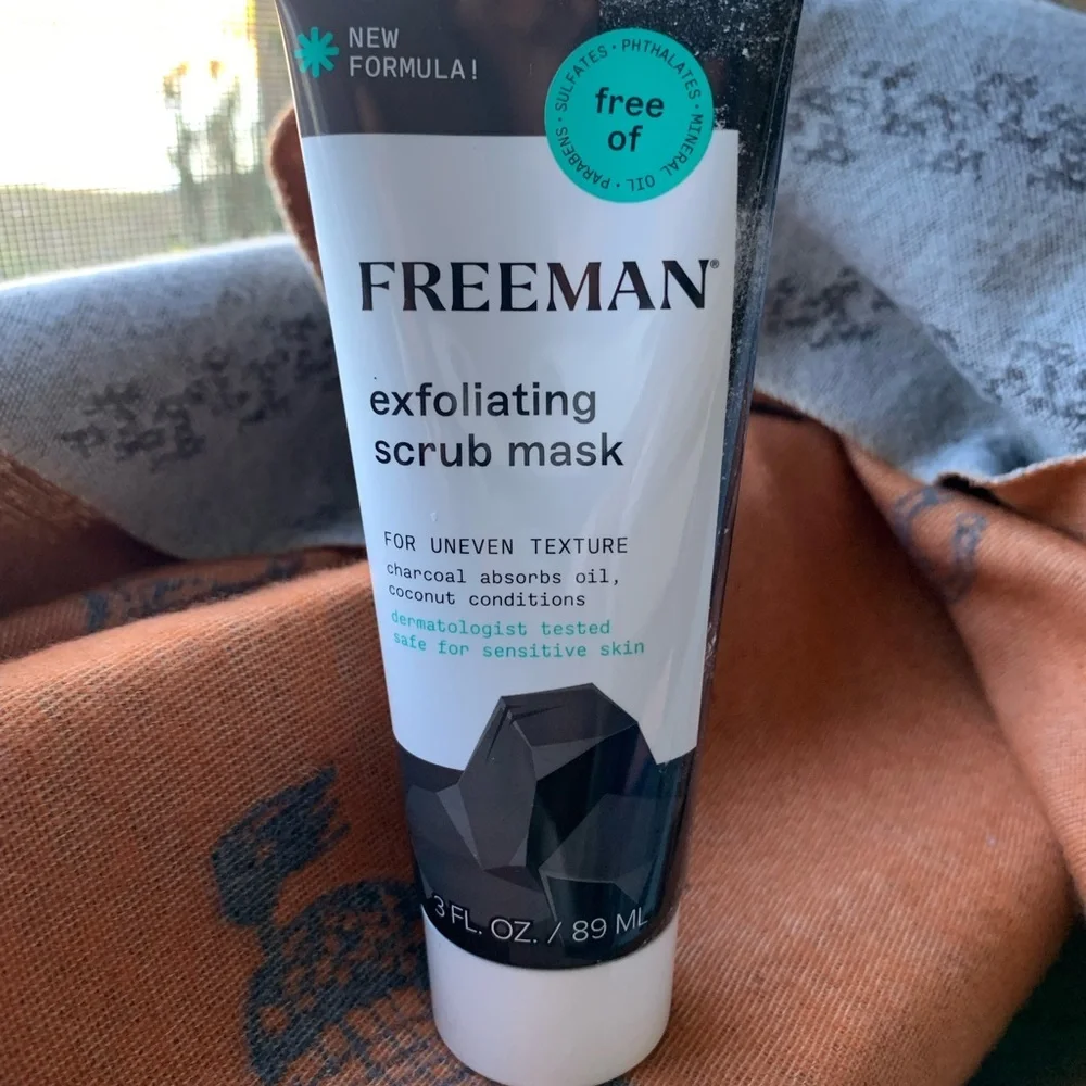 Black Exfoliating Scrub Mask